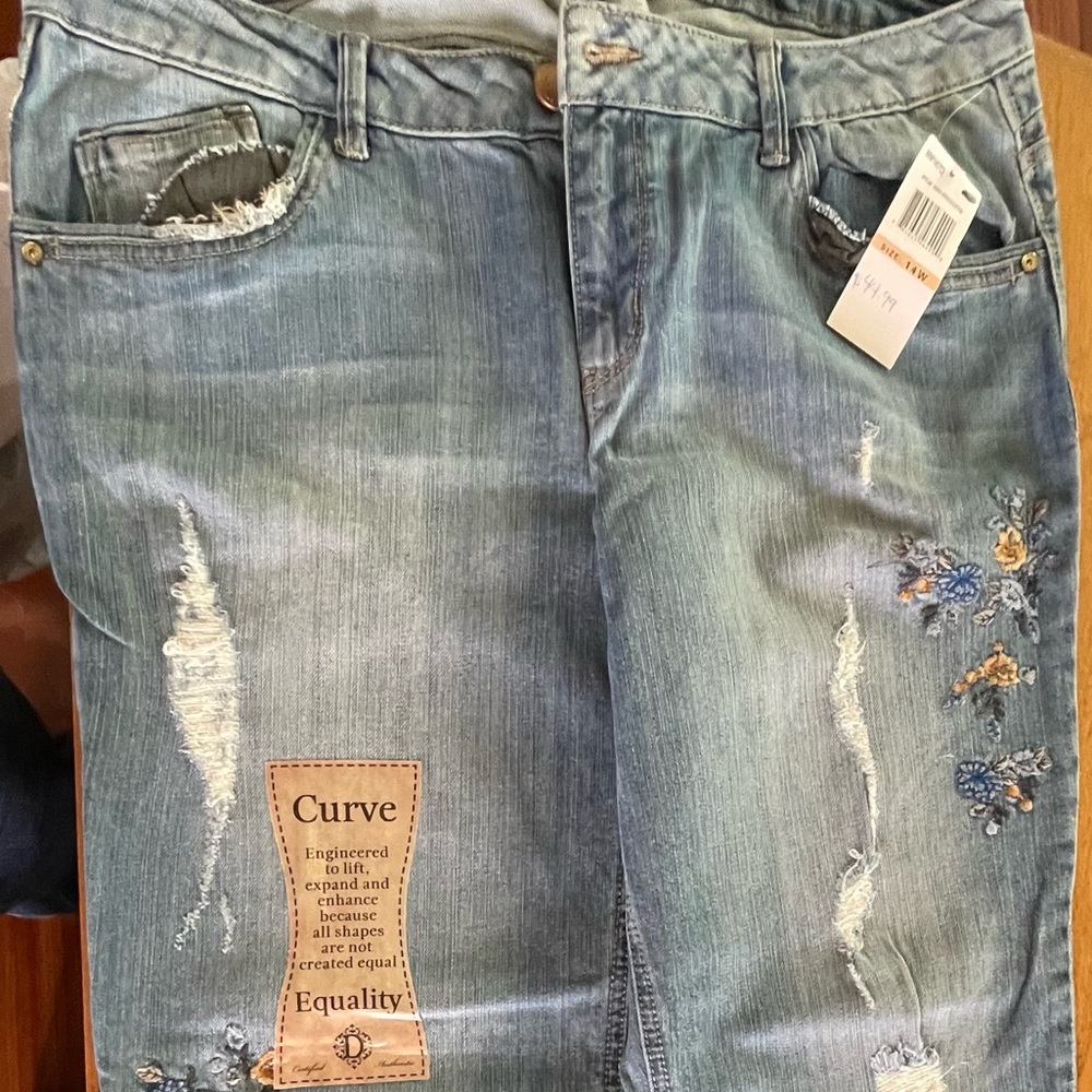 Women’s cuffed capri-Democracy size 14W.  New with tags